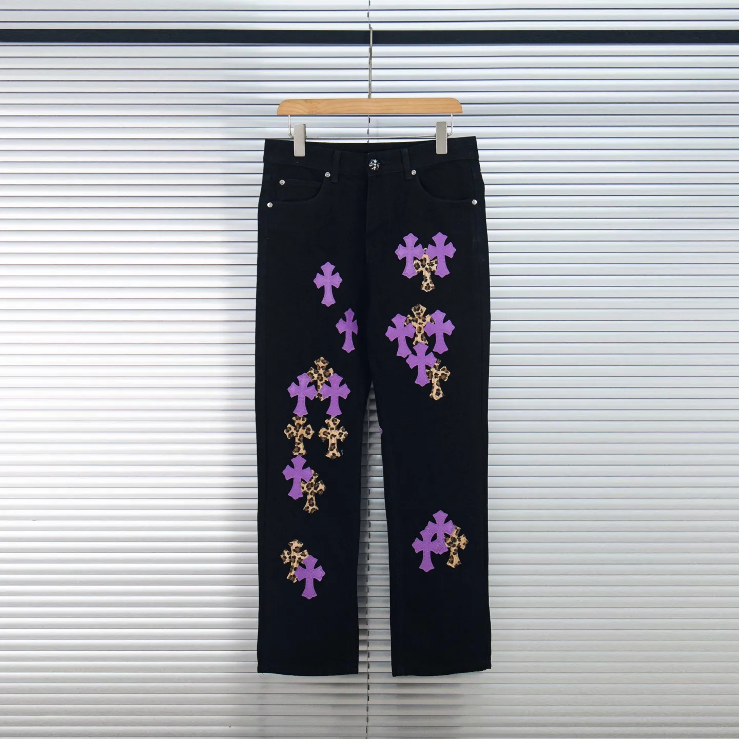 P240 Chrome Hearts black denim jeans with purple leopard print. CH jeans need to be washed and then disassembled and hand-stitched with sheepskin cross leather and then spliced ​​together. The whole piece has too many craftsmanship to explain. The patchwork cross pattern is embellished, and the high-waisted washed jeans! ! Absolutely high-end luxury products, god-level single products and super popular products, made with top heavy industry, a must-see magic weapon. Customized hardware. The fabric is thick and soft after washing. It has good breathability. Customized small leather label. Unique design. The details are simple and elegant, and the workmanship is exquisite. The entire trousers are neatly routed and the details are in place! It’s so cool that both men and women can easily control the genderless trend! Style number: 1798# Color: black Size: 28 30 32 34 36